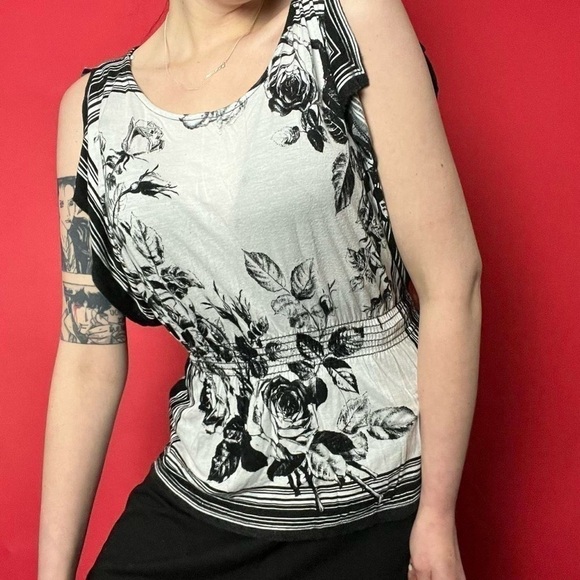 Floral thick strap tank top 🖤🤍​​​​​​​​​​​​​​​ - Picture 3 of 5